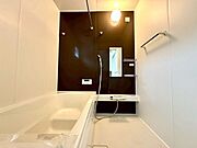 【Bathroom】お子様とのバスタイムにも十分な広さがあり、掃除も簡単にできます。