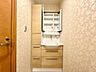 洗面：【Washroom】すっきりとしたデザインで、毎日の生活が快適に。収納も豊富な洗面所です。