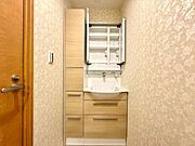 【Washroom】すっきりとしたデザインで、毎日の生活が快適に。収納も豊富な洗面所です。