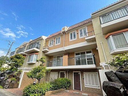 【Exterior】落ち着いた色合いの外観が街並みに馴染む、シンプルで親しみやすいマンションです。