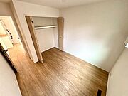 【Bedroom】ベッドとデスクを置いてもゆとりのある、使い勝手の良い広さの洋室です。