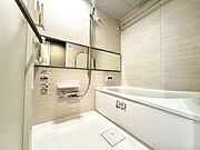 【Bathroom】お子様とのバスタイムにも十分な広さがあり、掃除も簡単にできます。