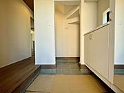 【Entrance】明るく清潔感のある玄関が、毎日の帰宅を心地よく迎えてくれます。