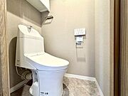 【Toilet】横向き設置で空間を有効活用。動線がスムーズで、開閉や出入りも快適なトイレです。