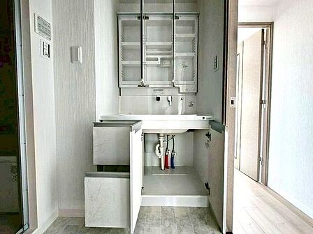 【Washroom】すっきりとしたデザインで、毎日の生活が快適に。収納も豊富な洗面所です。