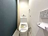 トイレ：【Toilet】清潔感があり、落ち着いたデザインのトイレ。家族みんなが快適に使えます。