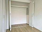 【Bedroom】洋室には収納力のあるクローゼット付き。衣類や荷物もすっきり収まります。