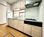 【kitchen】広めのキッチンは料理のしやすさを追求した設計。収納も豊富で作業がしやすい空間です。