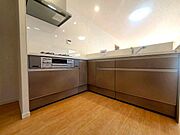 【kitchen】広めのキッチンは料理のしやすさを追求した設計。収納も豊富で作業がしやすい空間です。