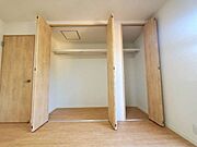 【Bedroom】クローゼット完備で収納力◎。家具の配置もしやすい機能的な洋室です。