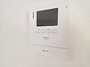 【Facilities】来訪者を確認できるモニター付きインターホンで、防犯面も安心です。