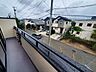 バルコニー：【Balcony】日当たりの良いバルコニーはお洗濯物がしっかり乾きやすく、毎日の家事にも重宝します。