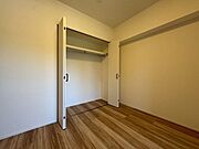 【Bedroom】洋室には収納力のあるクローゼット付き。衣類や荷物もすっきり収まります。