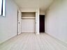 洋室：【Bedroom】ナチュラルな内装で、リラックスできる空間。寝室や書斎にも最適です。