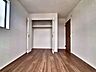 洋室：【Bedroom】ベッドとデスクを置いてもゆとりのある、使い勝手の良い広さの洋室です。