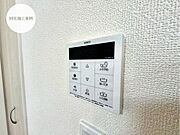 【Facilities】お湯の温度調整がラクな給湯器リモコン付き。追い焚き操作も簡単です。