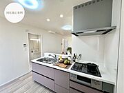 【kitchen】広めのキッチンは料理のしやすさを追求した設計。収納も豊富で作業がしやすい空間です。