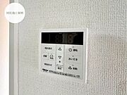 【Facilities】お湯の温度調整がラクな給湯器リモコン付き。追い焚き操作も簡単です。