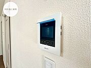 【Facilities】来訪者を確認できるモニター付きインターホンで、防犯面も安心です。