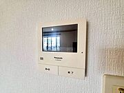 【Facilities】来訪者を確認できるモニター付きインターホンで、防犯面も安心です。