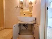【Washroom】すっきりとしたデザインで、毎日の生活が快適に。収納も豊富な洗面所です。