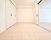 【Bedroom】ベッドとデスクを置いてもゆとりのある、使い勝手の良い広さの洋室です。