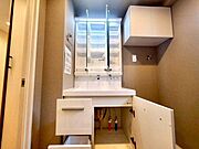【Washroom】毎朝の準備がスムーズに。広めの洗面台と収納が使いやすい洗面所です。