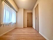 【Bedroom】ナチュラルな内装で、リラックスできる空間。寝室や書斎にも最適です。