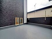 【Balcony】日当たりの良いバルコニーはお洗濯物がしっかり乾きやすく、毎日の家事にも重宝します。