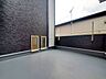 バルコニー：【Balcony】日当たりの良いバルコニーはお洗濯物がしっかり乾きやすく、毎日の家事にも重宝します。