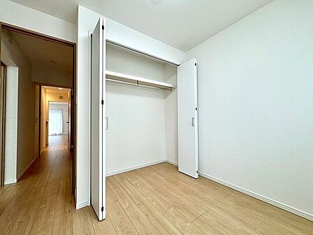 【Bedroom】クローゼット完備で収納力◎。家具の配置もしやすい機能的な洋室です。