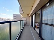 【Balcony】日当たりの良いバルコニーはお洗濯物がしっかり乾きやすく、毎日の家事にも重宝します。※現地写真をもとに、AIで家具・家財等を除去しています。
