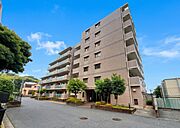 【Exterior】落ち着いた色合いの外観が街並みに馴染む、シンプルで親しみやすいマンションです。