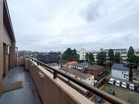 【Balcony】日当たりの良いバルコニーはお洗濯物がしっかり乾きやすく、毎日の家事にも重宝します。