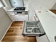 【kitchen】家事の時短に便利な食洗機付き。手洗い不要で毎日の負担を軽減します。