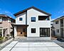 外観：【Exterior】落ち着きのあるシンプルな外観で、長く愛せる住まいに仕上がっています。