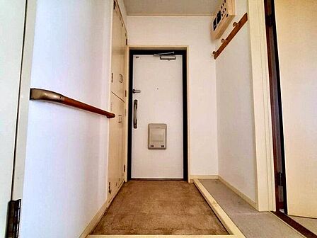【Entrance】明るく清潔感のある玄関が、毎日の帰宅を心地よく迎えてくれます。