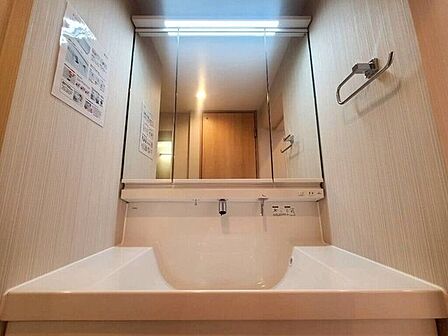 【Washroom】すっきりとしたデザインで、毎日の生活が快適に。収納も豊富な洗面所です。