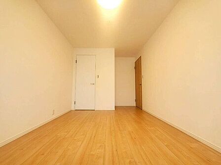 【Bedroom】ナチュラルな内装で、リラックスできる空間。寝室や書斎にも最適です。