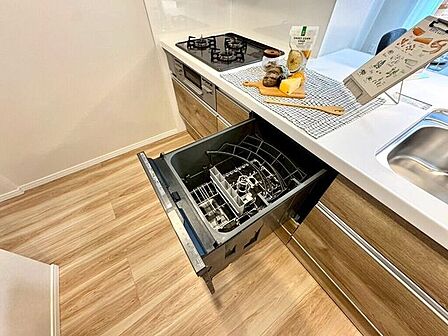 【kitchen】家事の時短に便利な食洗機付き。手洗い不要で毎日の負担を軽減します。