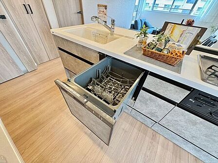 【kitchen】家事の時短に便利な食洗機付き。手洗い不要で毎日の負担を軽減します。