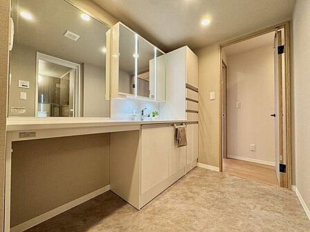 【Washroom】朝の準備がスムーズに進む洗面所。複数人で同時に使いやすい広めの洗面台です。