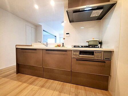 【kitchen】広めのキッチンは料理のしやすさを追求した設計。収納も豊富で作業がしやすい空間です。