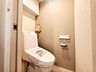 トイレ：【Toilet】清潔感があり、落ち着いたデザインのトイレ。家族みんなが快適に使えます。
