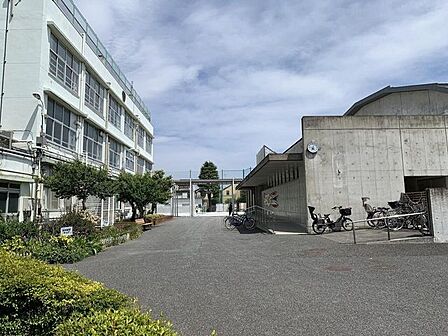 向山小学校 890m