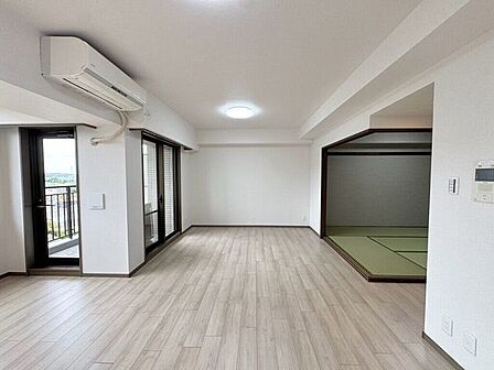 【Living】広々としたリビングは、大きな窓から自然光が差し込む温かな空間です。