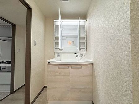 【Washroom】すっきりとしたデザインで、毎日の生活が快適に。収納も豊富な洗面所です。