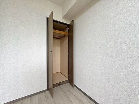 【Bedroom】クローゼット完備で収納力◎。家具の配置もしやすい機能的な洋室です。