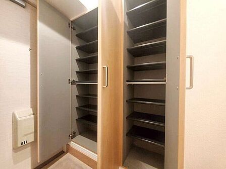 【Entrance】シューズボックス完備の玄関で、靴や小物もスッキリ収納できます。