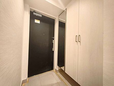 【Entrance】シューズボックス完備の玄関で、靴や小物もスッキリ収納できます。